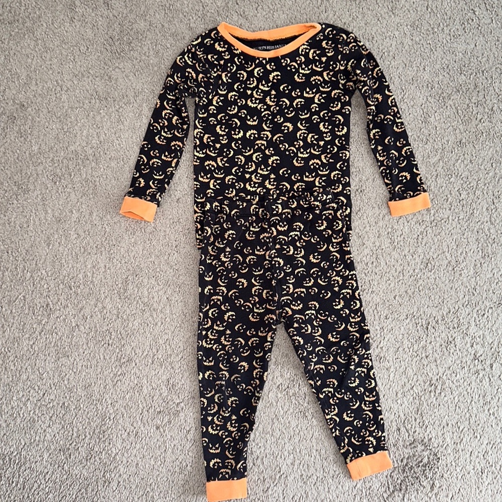 🏷️ 5 for $25 🏷️ Burt’s Bees 24 months Jack o lantern pajamas